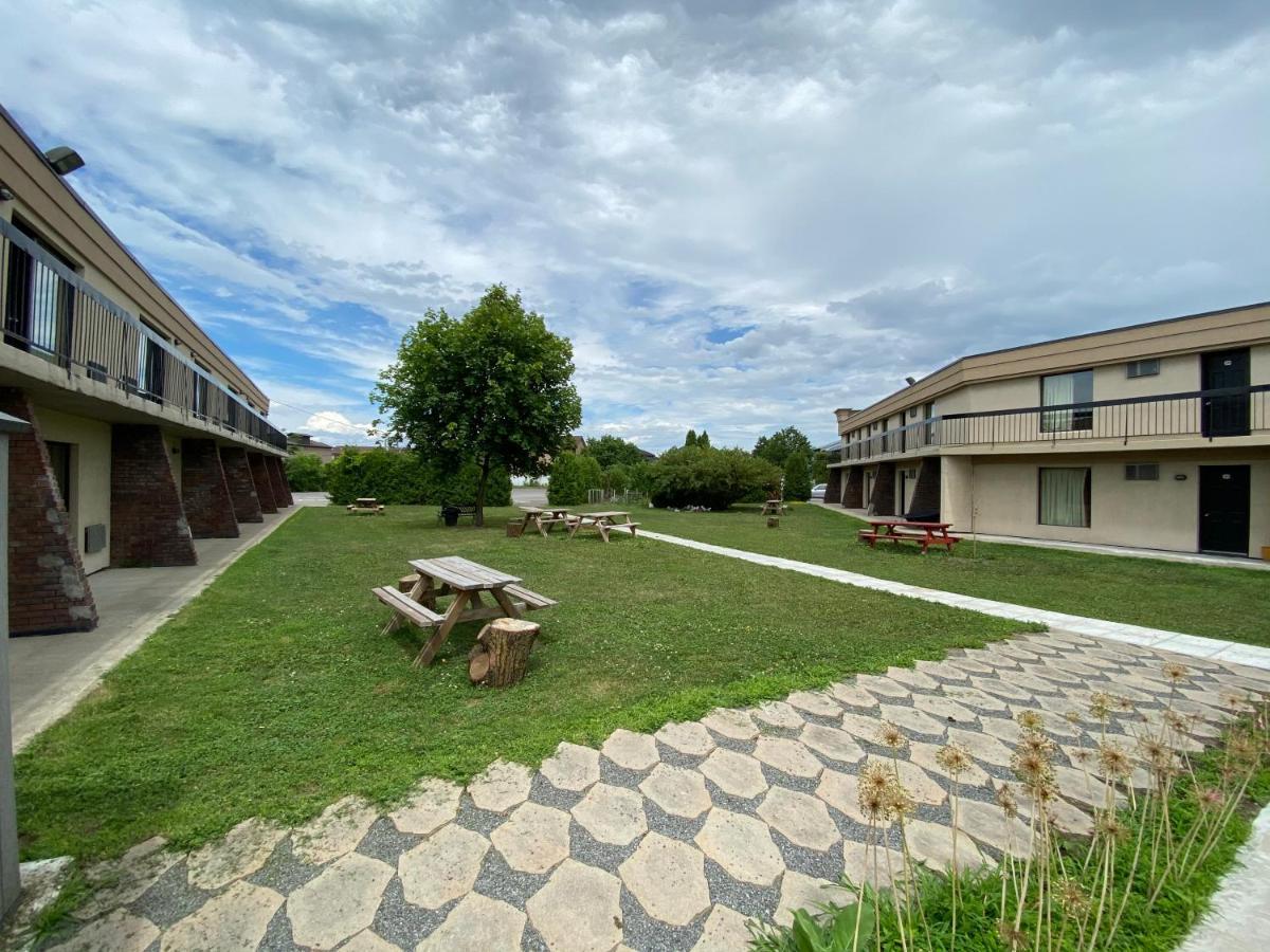 Motel St-Eustache 圣厄斯塔什 外观 照片